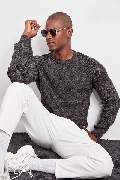Trendyol Collection Anthrazitfarbener, schmaler Strickpullover aus Baumwolle mit Rundhalsausschnitt TMNAW20MG0029