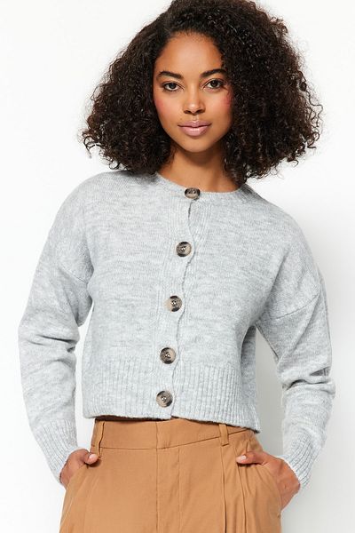 Trendyol Collection Grauer, weicher, strukturierter Strick-Cardigan mit Knöpfen TWOAW24HI00198