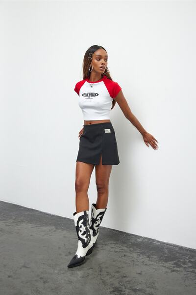 Bases Κόκκινο και λευκό μπλουζάκι με στάμπα Raglan μανίκι με ραβδώσεις