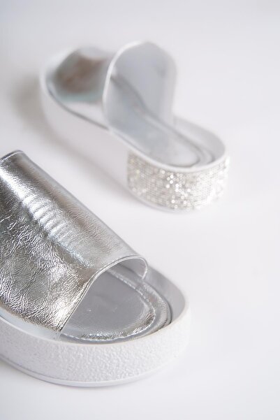 Capone Outfitters Жіночі капці Capone Single Wide Banded Stacked Detailed Filled Heel Metallic Gumus жіночі капці