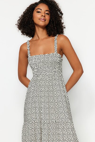 Trendyol Collection Bílé puntíkované rovné střihové popruhy se čtvercovým výstřihem tkané midi šaty TWOSS23EL02444