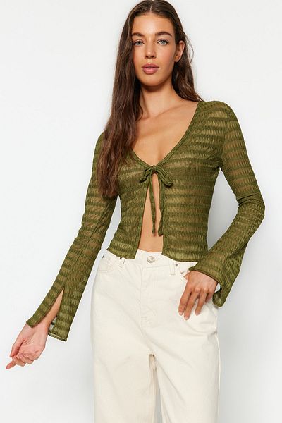 Trendyol Collection Khakifarbene Premium-Strickbluse mit detailliertem, strukturiertem V-Ausschnitt und dehnbarer Krawatte TWOSS23BZ00796