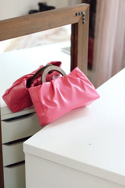 Moom Bag Geantă de umăr cu curea moale cu mâner din lemn fucsia