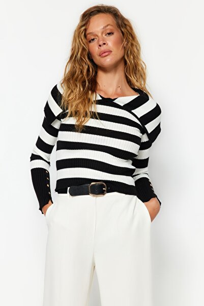 Trendyol Collection Schwarz gestreifter Strickpullover TWOAW24KZ00927