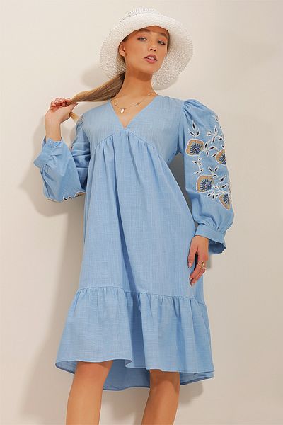 Trend Alaçatı Stili Rochie de damă, albastră, cu decolteu în V, cu mâneci din in brodat ALC-X10659