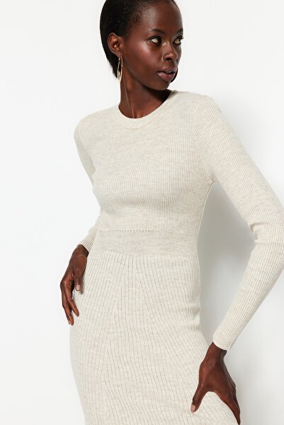Trendyol Collection Sukienka Midi z dzianiny Stone z okrągłym dekoltem TWOAW21EL0422