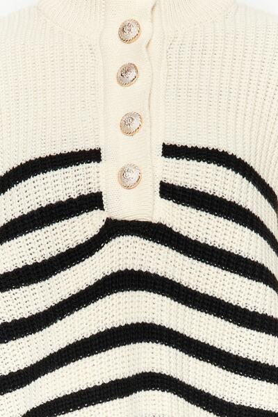 Trendyol Collection Wide Fit Ecru pruhovaný úpletový svetr - stojáček Twoaw24Kz00165