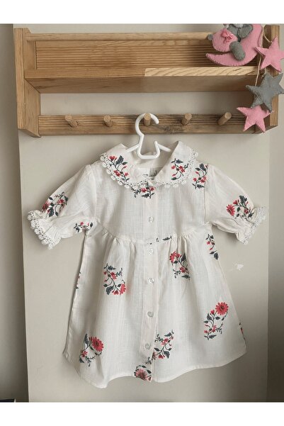 Tw baby Devojčica u haljini sa cvetnim guipure detaljima