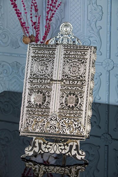 Hanne حامل القرآن الكريم ذو التصميم العتيق المطرز باللون الفضي