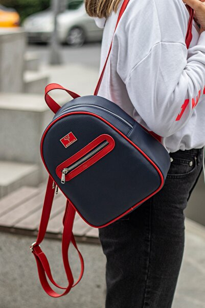 Garbalia Oslo dámský tmavě modrý červený batoh s dvojitým detailem vnitřní kapsy a vnějšími oky na zip.