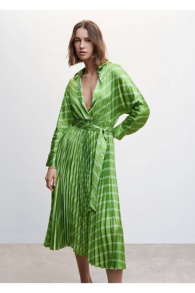 MANGO Woman Φόρεμα πουκάμισο με πλισέ σατέν εμφάνιση