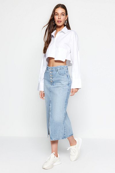 Trendyol Collection Blauer Midi-Jeansrock mit Knopfleiste und Schlitz vorne TWOAW24ET00063