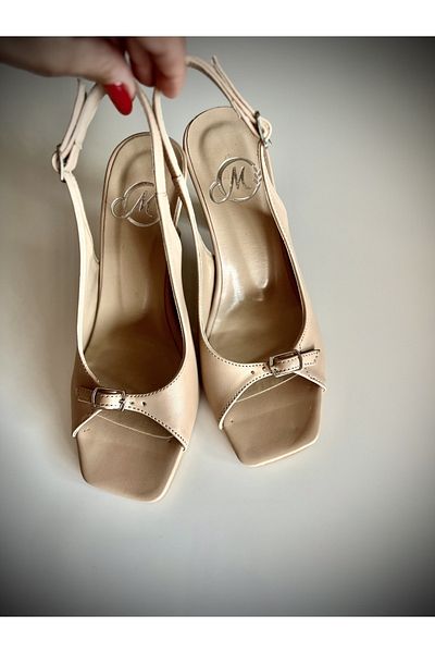 modadanall Beige Scalloped Low-Cut Shoes with Adjustable Heels