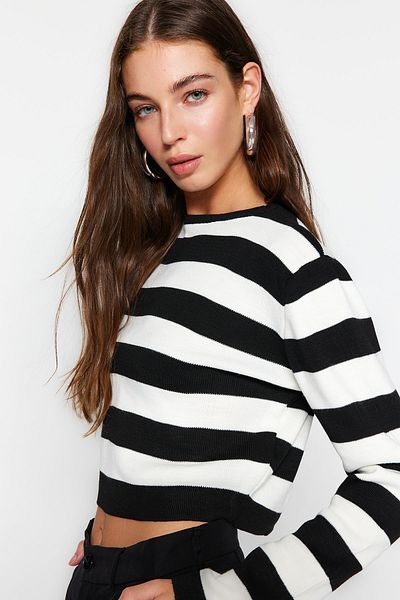 Trendyol Collection Schwarzer kurzer Basic-Strickpullover mit Streifen TWOAW23KZ00034