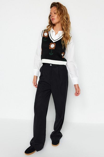 Trendyol Collection Черен плетен пуловер с V-образно деколте и флорални шарки - TWOAW22BZ0024