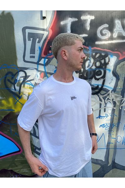 Bases Tricou alb pentru bărbați, cu imprimeu de bază, cu decolteu rotund, supradimensionat
