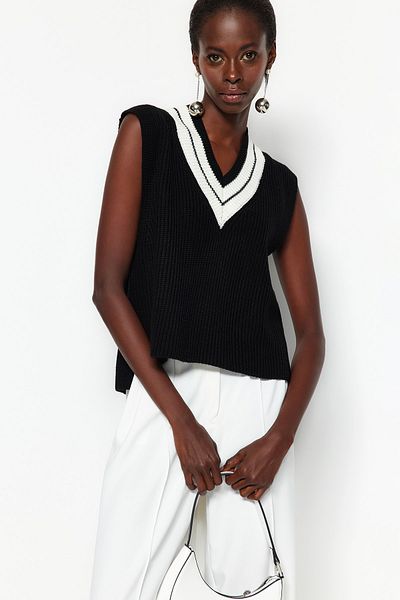 Trendyol Collection Fekete Crop V-nyakú kötött pulóver TWOAW21BZ0135