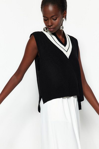 Trendyol Collection Fekete Crop V-nyakú kötött pulóver TWOAW21BZ0135