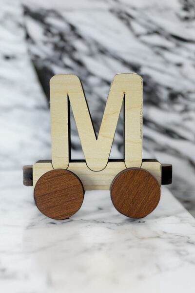 SaltanArt اسم قابل للكتابة حرف قطار حرف M مع مغناطيس خشبي وعجلة دوارة ومغناطي...