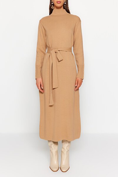 Trendyol Modest Μπεζ ζωσμένο μαργαριτάρι λεπτομερές μακρύ πλεκτό φόρεμα TCTAW24EB00016