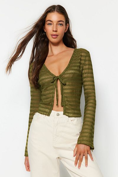 Trendyol Collection Khakifarbene Premium-Strickbluse mit detailliertem, strukturiertem V-Ausschnitt und dehnbarer Krawatte TWOSS23BZ00796
