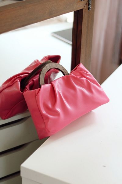 Moom Bag Geantă de umăr cu curea moale cu mâner din lemn fucsia