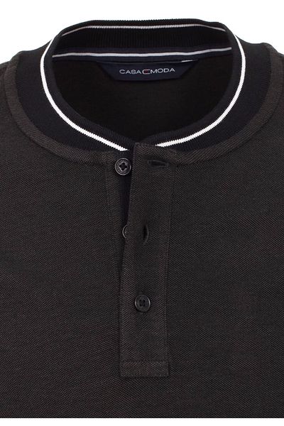 CASAMODA College-Kragen und Kontraststreifen auf dem Poloshirt. Polo-Kurzarmshirt