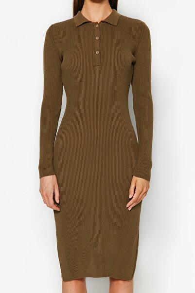 Trendyol Collection Khaki Midi úpletové šaty s polo výstřihem TWOAW24EL00029