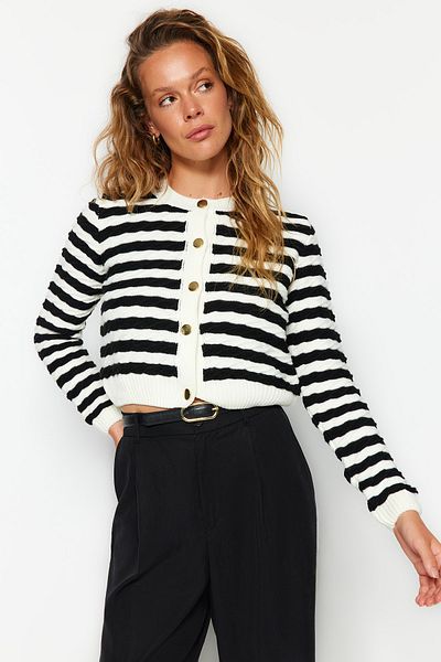 Trendyol Collection Ecru Knitwear Crop Cardigan – Streifen- und Jacken-Look TWOAW24HI00293