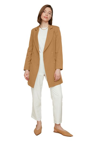Trendyol Modest Kamelfarbener Blazer aus Webstoff mit doppelter Knopftasche und detailliertem Futter TCTAW22CK0007