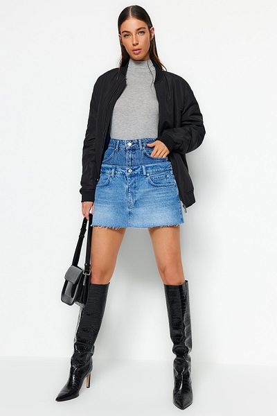 Trendyol Collection Kék színű blokkolt derék, részletesen magas derekú mini farmerszoknya TWOAW24ET00056
