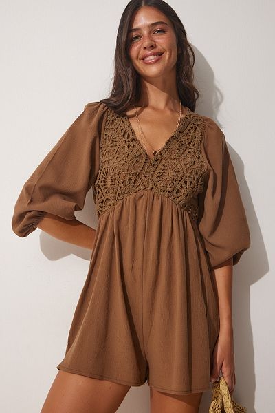 Happiness İstanbul Brauner Sommer-Mini-Jumpsuit aus Leinen mit Guipure-Detail für Damen NO00016