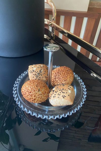 HERITAGE طبق تقديم زجاجي شفاف بحواف فضية صغيرة مقاس 16 سم