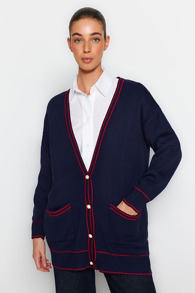 Trendyol Modest Granatowy sweter z dzianiny z perłowymi guzikami - TCTAW24TH00036