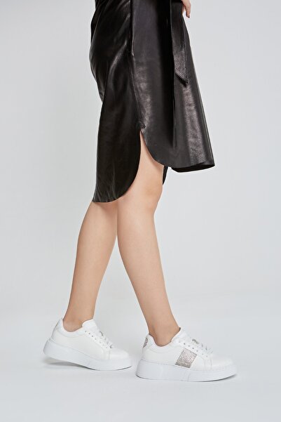 Valmenti حذاء رياضي نباتي أبيض للنساء من إميليا