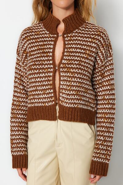 Trendyol Collection Hnědý pletený svetr s měkkou texturou s přechodem TWOAW24HI00052