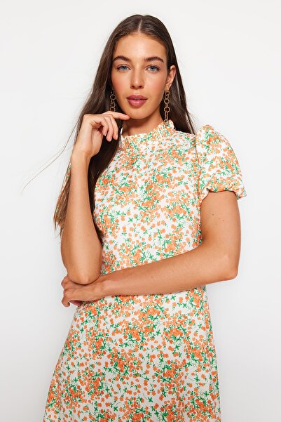 Trendyol Collection Tkana sukienka midi w kwiaty w kolorze ecru, w kształcie litery A, z falbaną i podszewką TWOSS20EL0894