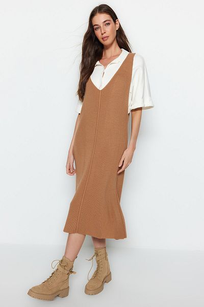 Trendyol Collection Beiges Maxi-Strickwestenkleid mit V-Ausschnitt - TWOAW24EL00011