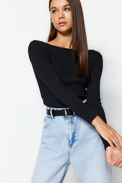 Trendyol Collection Czarna dopasowana, elastyczna bluzka z dzianiny bez pleców TWOAW24BZ00105