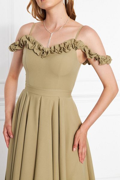 lovebox Abendkleid 421 aus Atlasstoff mit verstellbaren Trägern, Rüschenkragen, plissiertem, ausgestelltem Midi-Kleid in Ölgrün