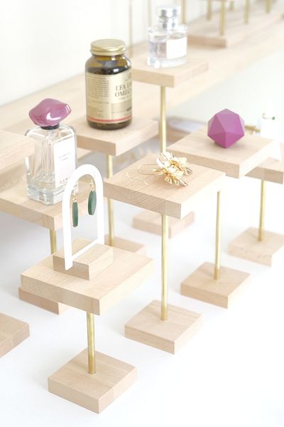 Kpleksi 3-Piece Solid Brass Footed Wooden Stand Display