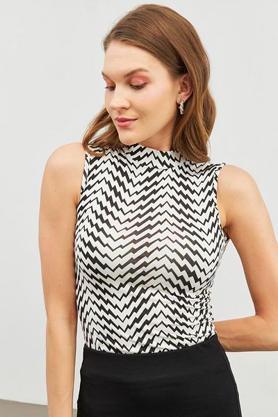 woreys White Wavy Geometric Sleeveless Body
