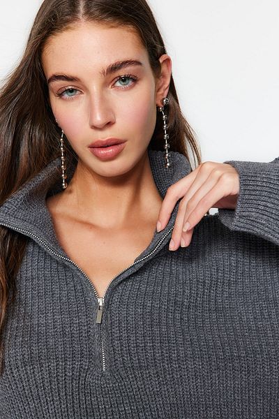 Trendyol Collection Anthrazitfarbener Super-Crop-Strickpullover mit Reißverschluss – TWOAW24KZ00527