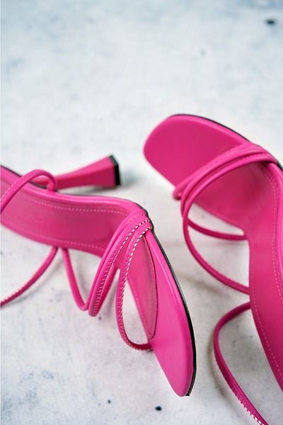 SHOEBOURNE Pantofi cu toc calice cu curele la gleznă fucsia