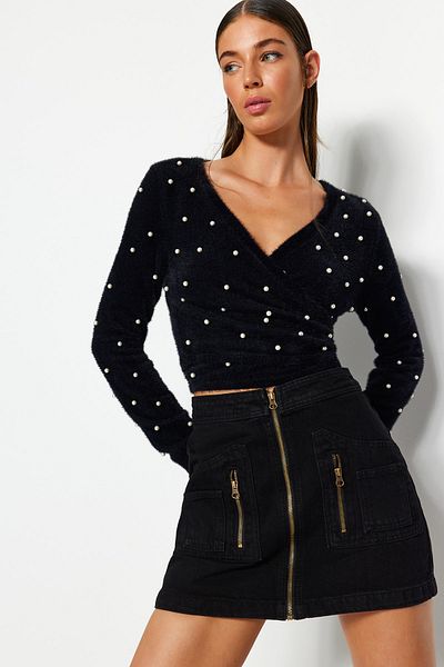 Trendyol Collection Super Crop Schwarzer Strickpullover – Perlendetail, Feder/Bartgarn TWOAW24KZ00228