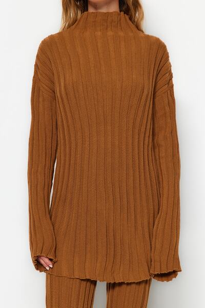 Trendyol Collection Zsinóros barna kötöttáru nadrág és felső szett – hasított, részletes TWOAW24AU00013