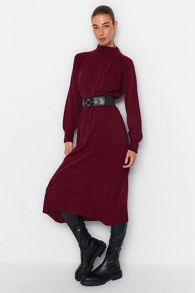 Trendyol Modest Burgunderrotes Strickkleid mit Stehkragen – Kunstledergürtel TCTAW24EB00030