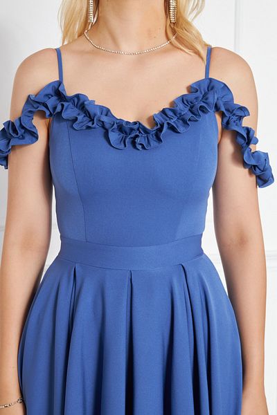 lovebox Abendkleid 421 aus Atlasstoff mit verstellbaren Trägern, Rüschenkragen, plissiertem, ausgestelltem Midi-Jeansblau