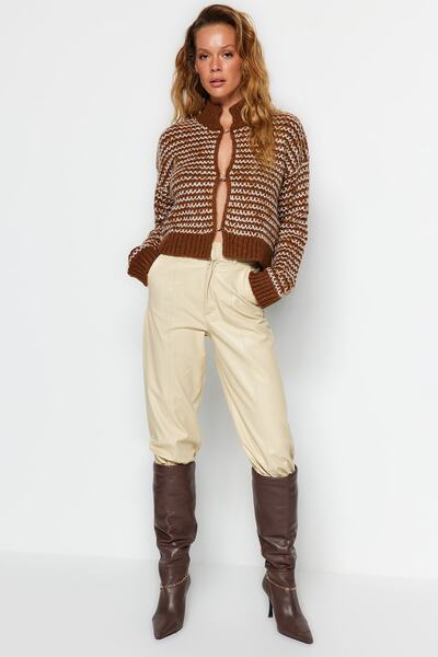 Trendyol Collection Hnědý pletený svetr s měkkou texturou s přechodem TWOAW24HI00052