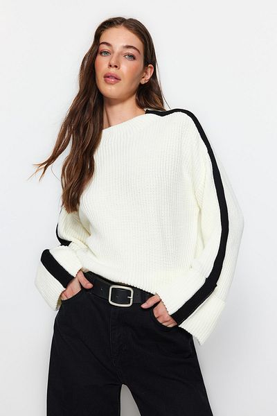 Trendyol Collection Ecrufarbener Strickpullover mit weiten Ärmeln und umgeschlagenen Ärmeln TWOAW24KZ00663